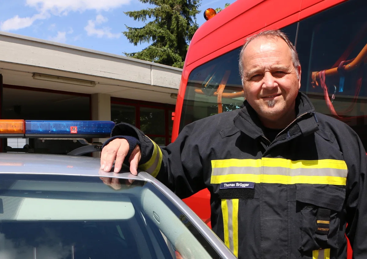 Thomas Brügger, Kommandant der B+F VBS ALC-Hinwil. Thomas Brügger, Kommandant der B+F VBS ALC-Hinwil, neben einem Einsatzfahrzeug.